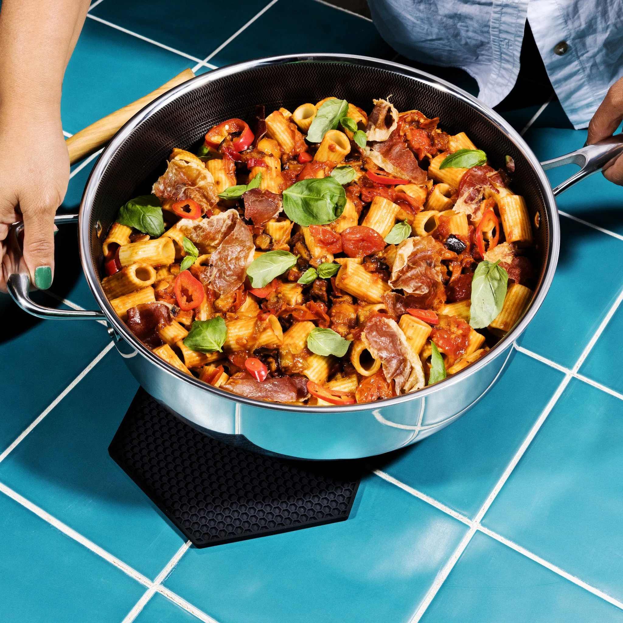 5 Litre Hybrid Deep Sauté Pan with Lid - Image 3